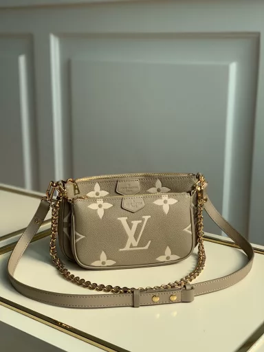 The Multi Pochette Accessories handbag is a three-in-one dynamic design made of Monogram canvas, with multiple pockets and compartments. The adjustable gold chain and Louis Vuitton jacquard shoulder strap provide multiple carrying methods such as crossbody.