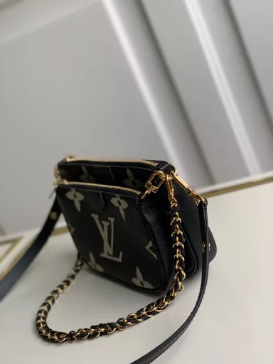 The Multi Pochette Accessories handbag is a three-in-one dynamic design made of Monogram canvas, with multiple pockets and compartments. The adjustable gold chain and Louis Vuitton jacquard shoulder strap provide multiple carrying methods such as crossbody.