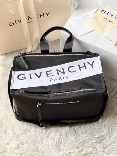 GIVENCHY PANDORA (size: 38x20x20cm) is made of imported cloth and leather, with canvas and leather lining. The front has a logo pattern and many compartments. It is equipped with a detachable and adjustable wide canvas shoulder strap, which can be carried by hand and can be carried in various ways. It is very practical.