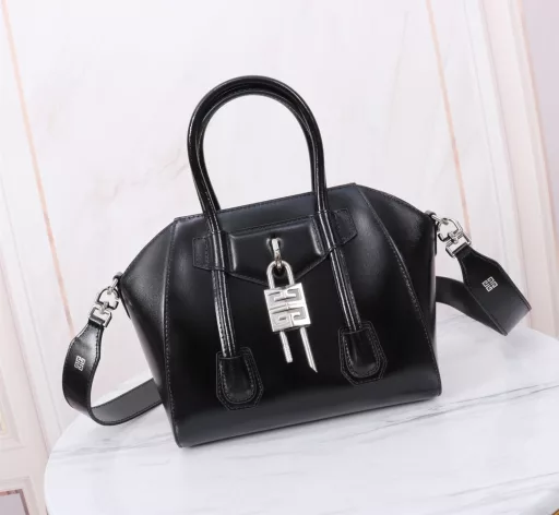 Givenchy's new Antigona lock bag, mini size with wide shoulder strap (size: bottom length 22opening 29height 20*bottom width 13cm). The new Antigona handle extends downward, with the iconic detachable large lock hung in the middle. The textured bright leather and the outline of the entire bag, coupled with the metal blessing, make it look clean, neat and handsome. The bag directly adopts a zipperless, suction-type opening and closing design, which is very, very, very convenient!