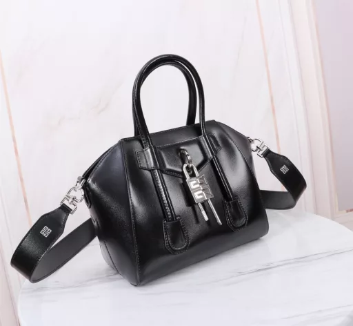 Givenchy's new Antigona lock bag, mini size with wide shoulder strap (size: bottom length 22opening 29height 20*bottom width 13cm). The new Antigona handle extends downward, with the iconic detachable large lock hung in the middle. The textured bright leather and the outline of the entire bag, coupled with the metal blessing, make it look clean, neat and handsome. The bag directly adopts a zipperless, suction-type opening and closing design, which is very, very, very convenient!