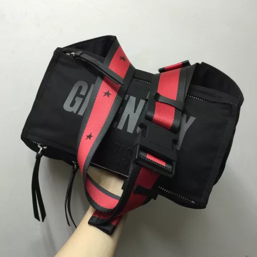 Givenchy Men's Crossbody Chest Bag/Shoulder Bag Fabric (size: 30x15x12cm) Tired of backpacks? Then try this one, it is small and light, with a large capacity and can hold a lot of things.