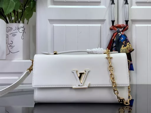 The Wallet On Chain Capucines handbag combines exquisite craftsmanship and elegant style. The classic LV letters are embellished on smooth leather and paired with a detachable metal chain and leather shoulder strap, which can be carried by hand, on the shoulder or cross-body. The neat interior has a Monogram flower magnetic clasp, a patch pocket and a card compartment.