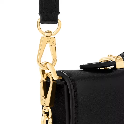 The Wallet On Chain Capucines handbag combines exquisite craftsmanship and elegant style. The classic LV letters are embellished on smooth leather and paired with a detachable metal chain and leather shoulder strap, which can be carried by hand, on the shoulder or cross-body. The neat interior has a Monogram flower magnetic clasp, a patch pocket and a card compartment.