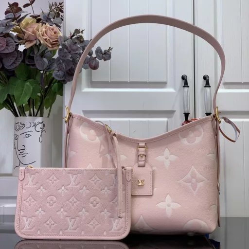 This small CarryAll bag is made of Monogram Empreinte leather and is inspired by the elegant style of the LV Milky Way collection. The hardware and removable name tag add a sophisticated touch, while the interior pocket keeps your valuables organized. You can carry it by hand or attach the shoulder strap to explore more ways to carry it.