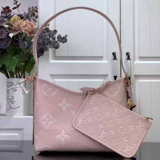 This small CarryAll bag is made of Monogram Empreinte leather and is inspired by the elegant style of the LV Milky Way collection. The hardware and removable name tag add a sophisticated touch, while the interior pocket keeps your valuables organized. You can carry it by hand or attach the shoulder strap to explore more ways to carry it.