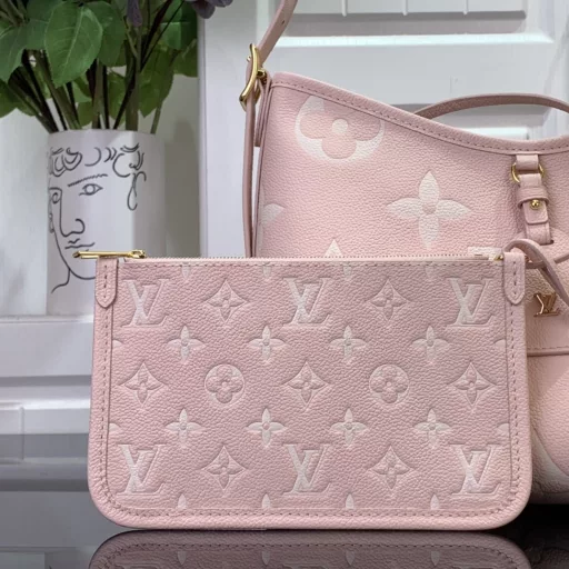 This small CarryAll bag is made of Monogram Empreinte leather and is inspired by the elegant style of the LV Milky Way collection. The hardware and removable name tag add a sophisticated touch, while the interior pocket keeps your valuables organized. You can carry it by hand or attach the shoulder strap to explore more ways to carry it.