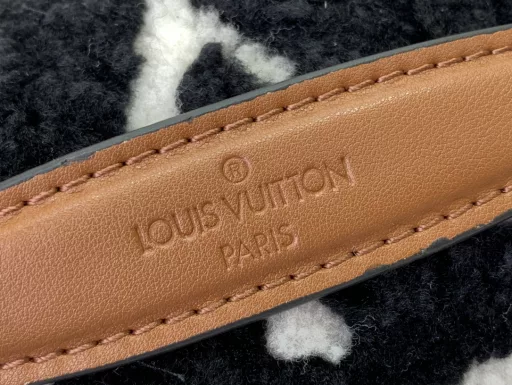 The Bumbag is a key design from the LV Ski Cozygram collection, showing off the new Monogram version. Made from merino wool, it uses the House's signature marquetry technique to create a striking two-tone finish. There's plenty of room inside for the essentials, plus an elongated wallet. Adjust the straps to find the perfect fit.