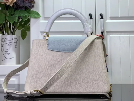 The Capucines medium handbag is baptized in the new season: the metal Monogram flowers are hand-polished and glazed, and connected with a delicate chain. Use the detachable and adjustable slim shoulder strap to explore more ways to carry it.