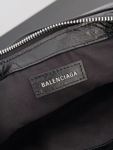 Balenciaga superbusy series shoulder bagA must-have item for streetwear, sheepskin material with retro work pocket decoration, a very practical shoulder bag, a dark punk motorcycle multifunctional tote underarm bag, a must-have for travel, the same style for men and women