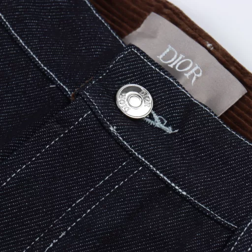 Dior Archives Labels embroidered denim trousersThe new 24ss jeans are from the Dior Archives Labels collection, a new take on a classic. Crafted from navy blue cotton twill, they feature an embroidered Dior Archives Labels logo on the back, a new interpretation of the Dior brand label. Wear with a jacket and shirt from the collection