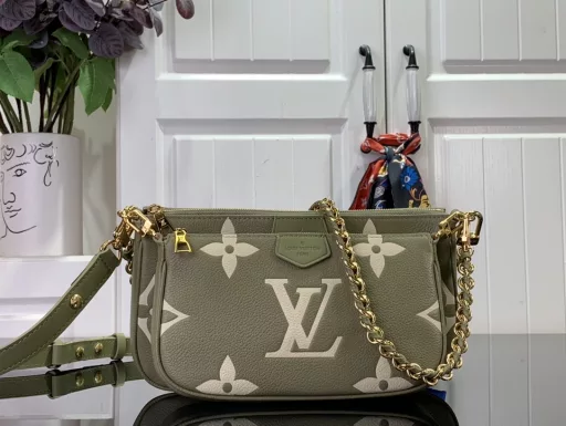 This Multi Pochette Accessoires crossbody bag makes the Monogram pattern appear in different colors on Monogram Empreinte embossed leather, creating a visual impact. The two-in-one design can hold daily necessities, the detachable clutch keeps items organized, and the lightweight texture makes it comfortable to carry.