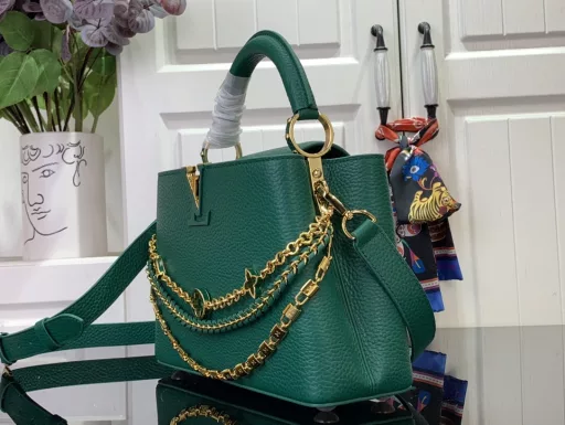 This Capucines BB bag from the Trilogy collection is elegantly crafted with Taurillon leather and striking hardware. The gorgeous chain is embellished with a mini padlock and enamel Monogram flowers, and the flap can be opened externally or internally to open multiple pockets. The sophisticated design allows for a variety of carrying options.