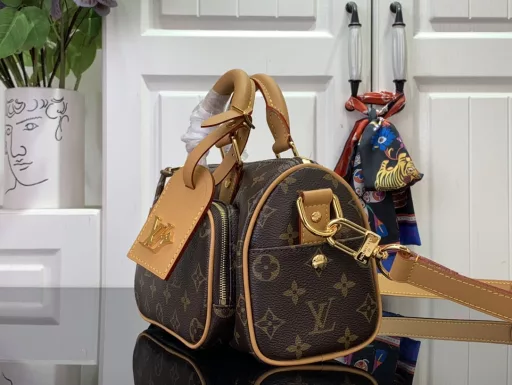 This Keepall Bandoulière 25 bag is made of grained leather with suede details and distressed hardware. The Monogram canvas outer pocket is opened with a cord zipper pull, allowing you to easily access your belongings. The detachable and adjustable leather shoulder strap provides a comfortable shoulder experience.