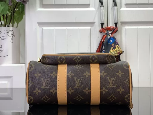 This Keepall Bandoulière 25 bag is made of grained leather with suede details and distressed hardware. The Monogram canvas outer pocket is opened with a cord zipper pull, allowing you to easily access your belongings. The detachable and adjustable leather shoulder strap provides a comfortable shoulder experience.