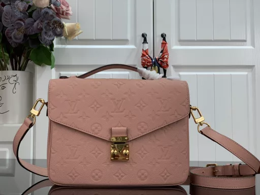 The classic is here✨The Métis clutch exudes elegance with its compact shape. The unique embossing on the soft Monogram Empreinte leather adds elegance! It is compact in size and has multiple practical pockets and compartments.