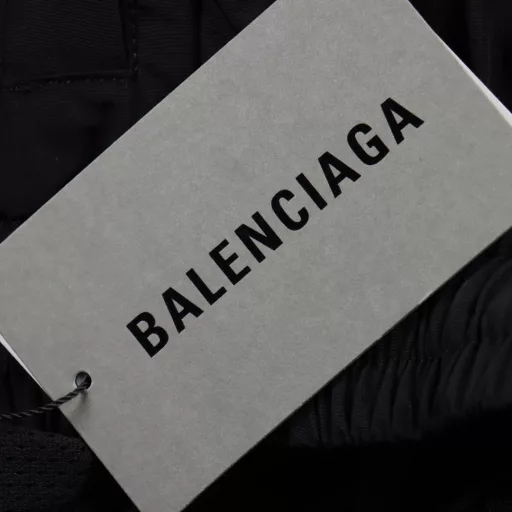 Balenciaga BLCG ring embroidered woven trousersOriginally purchased, the same style worn by celebrities Liu Haoran and Zeng Shunxi. The fabric is 210T/145GSM micro-pleated nylon four-way stretch Taslon (matte). The ring pattern is embroidered with imported Behringer machines with 10,000 needles. The precision needle embroidery process makes the embroidery very fine and dense, and the letter pattern is clearly outlined. The manual precise code points and strict and fine workmanship. The inner lining is made of pure cotton nylon bird's eye lining fabric, which has moisture absorption and perspiration function. The molded lettering hardware zipper, upright cutting OS contour version, the upper body is highly recognizable. Processed by a first-line brand OEM factory, the upper body is stylish and has a good texture, showing a unique style without being too exaggerated.