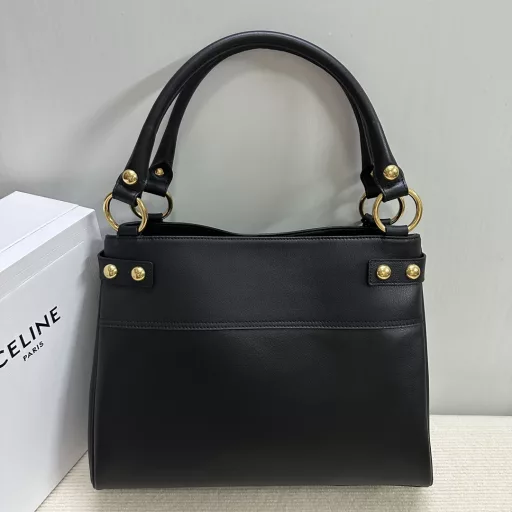 CELINE 23 ANNABEL new autumn and winter cowhide handbag ➖ Simple appearance 〰️ With its streamlined arc design, it is full of high-end atmosphere 💫 It has a retro aristocratic celebrity style and is full of nobility🫣The bag is made of cowhide + sheepskin lining, shoulder and hand, functional leather straps with metal hooks and snaps, 2 main compartments inside, 1 inner central zipper pocket, 1 inner flat pocket with padlock