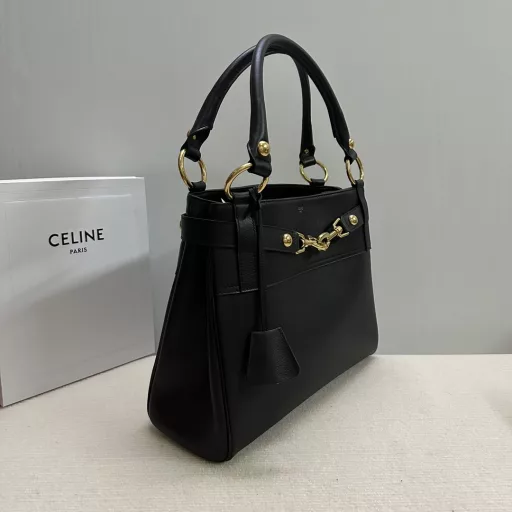 CELINE 23 ANNABEL new autumn and winter cowhide handbag ➖ Simple appearance 〰️ With its streamlined arc design, it is full of high-end atmosphere 💫 It has a retro aristocratic celebrity style and is full of nobility🫣The bag is made of cowhide + sheepskin lining, shoulder and hand, functional leather straps with metal hooks and snaps, 2 main compartments inside, 1 inner central zipper pocket, 1 inner flat pocket with padlock