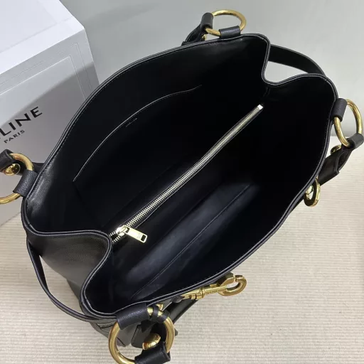 CELINE 23 ANNABEL new autumn and winter cowhide handbag ➖ Simple appearance 〰️ With its streamlined arc design, it is full of high-end atmosphere 💫 It has a retro aristocratic celebrity style and is full of nobility🫣The bag is made of cowhide + sheepskin lining, shoulder and hand, functional leather straps with metal hooks and snaps, 2 main compartments inside, 1 inner central zipper pocket, 1 inner flat pocket with padlock