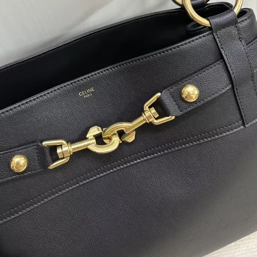 CELINE 23 ANNABEL new autumn and winter cowhide handbag ➖ Simple appearance 〰️ With its streamlined arc design, it is full of high-end atmosphere 💫 It has a retro aristocratic celebrity style and is full of nobility🫣The bag is made of cowhide + sheepskin lining, shoulder and hand, functional leather straps with metal hooks and snaps, 2 main compartments inside, 1 inner central zipper pocket, 1 inner flat pocket with padlock