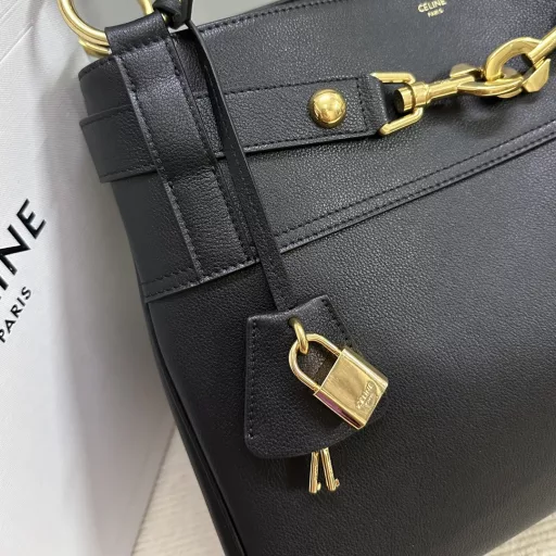 CELINE 23 ANNABEL new autumn and winter cowhide handbag ➖ Simple appearance 〰️ With its streamlined arc design, it is full of high-end atmosphere 💫 It has a retro aristocratic celebrity style and is full of nobility🫣The bag is made of cowhide + sheepskin lining, shoulder and hand, functional leather straps with metal hooks and snaps, 2 main compartments inside, 1 inner central zipper pocket, 1 inner flat pocket with padlock