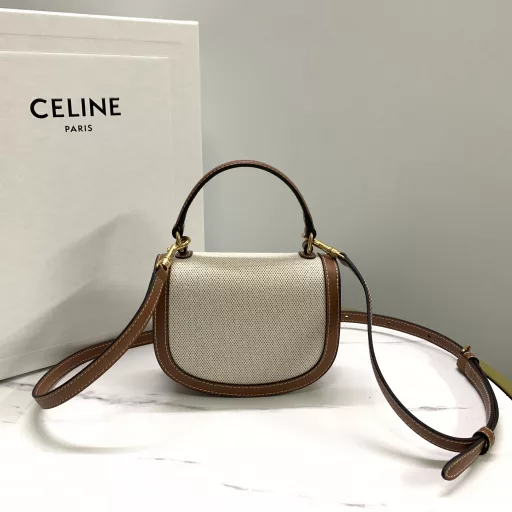 Celine23 Early Spring LISA Mini Saddle Bag ~ Besace Arc de TriompheThe real thing is really beautiful, retro and fashionable, it looks good no matter how you match it! The arc-shaped bottom and flap design make it look younger. The relatively mini style + handle design is playful and cute. You will fall in love with it at first sight. It is very elegant to carry it for photos. It can be carried cross-body, shoulder-hanging, or hand-held.