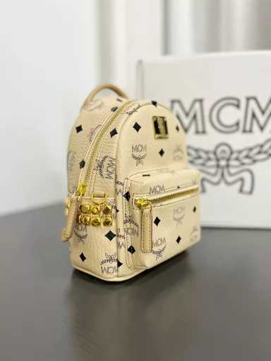 M's super mini bag can be carried in three ways: hand-held, cross-body, and shoulder-held. It can not only be cute, but also hold a girl's messy belongings when going out. The classic model is made of the iconic Visetos coated canvas, with luxurious faux leather lining and rivet trim. The single item is suitable for various combinations, and the innovative design can be transformed into a cross-body bag, a shoulder bag, a waist bag, and a handbag in seconds using the shoulder strap.