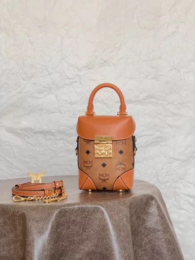 𝐌𝐂𝐌 𝐒𝐨𝐟𝐭 𝐁𝐞𝐫𝐥𝐢𝐧Classic monogram full print Made of cowhide leather and Visetos original leather # Suitable for hand-held and crossbody use # Classic cognac color Fusion of retro elements Can be matched with any combination # All four sides are protected by hard leather Very resistant to dryness # Simple and outstanding style #