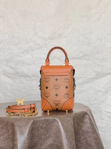 𝐌𝐂𝐌 𝐒𝐨𝐟𝐭 𝐁𝐞𝐫𝐥𝐢𝐧Classic monogram full print Made of cowhide leather and Visetos original leather # Suitable for hand-held and crossbody use # Classic cognac color Fusion of retro elements Can be matched with any combination # All four sides are protected by hard leather Very resistant to dryness # Simple and outstanding style #