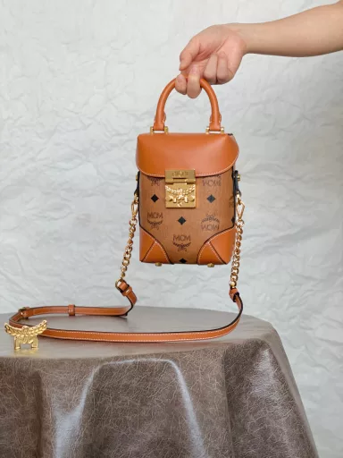 𝐌𝐂𝐌 𝐒𝐨𝐟𝐭 𝐁𝐞𝐫𝐥𝐢𝐧Classic monogram full print Made of cowhide leather and Visetos original leather # Suitable for hand-held and crossbody use # Classic cognac color Fusion of retro elements Can be matched with any combination # All four sides are protected by hard leather Very resistant to dryness # Simple and outstanding style #