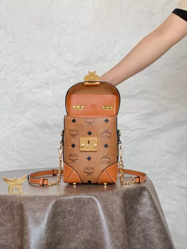 𝐌𝐂𝐌 𝐒𝐨𝐟𝐭 𝐁𝐞𝐫𝐥𝐢𝐧Classic monogram full print Made of cowhide leather and Visetos original leather # Suitable for hand-held and crossbody use # Classic cognac color Fusion of retro elements Can be matched with any combination # All four sides are protected by hard leather Very resistant to dryness # Simple and outstanding style #