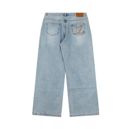 Louis Vuitton 24Fw embroidered logo jeansThese jeans are made of Japanese washed denim and feature a wide-leg silhouette that easily transforms any look. The eye-catching topstitching, LV logo embroidery on the back pocket, and nubuck patches on the ticket pocket and waist are a testament to the brand's craftsmanship