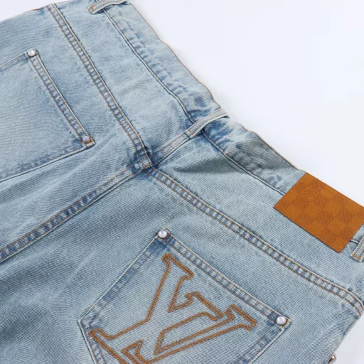 Louis Vuitton 24Fw embroidered logo jeansThese jeans are made of Japanese washed denim and feature a wide-leg silhouette that easily transforms any look. The eye-catching topstitching, LV logo embroidery on the back pocket, and nubuck patches on the ticket pocket and waist are a testament to the brand's craftsmanship