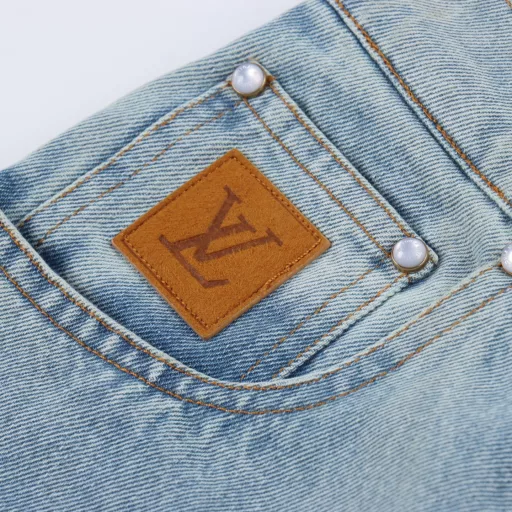 Louis Vuitton 24Fw embroidered logo jeansThese jeans are made of Japanese washed denim and feature a wide-leg silhouette that easily transforms any look. The eye-catching topstitching, LV logo embroidery on the back pocket, and nubuck patches on the ticket pocket and waist are a testament to the brand's craftsmanship