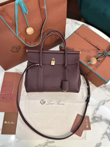 Loropiana｜LOOMThe new loom handbag 👜Made of fine-grained luxury cowhide leather. The name is inspired by the rich textile tradition of Loro piana. It comes with two leather handles and can be worn in a variety of ways. The Loom handbag is large and comfortable and can be easily closed