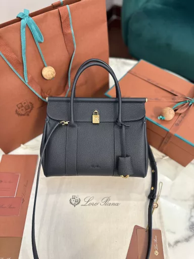 Loropiana｜LOOMThe new loom handbag 👜Made of fine-grained luxury cowhide leather. The name is inspired by the rich textile tradition of Loro piana. It comes with two leather handles and can be worn in a variety of ways. The Loom handbag is large and comfortable and can be easily closed