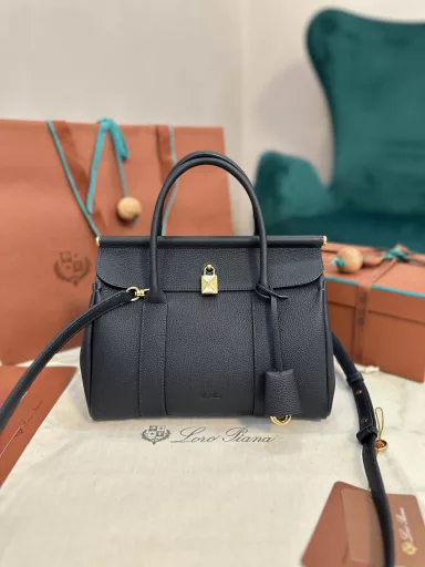 Loropiana｜LOOMThe new loom handbag 👜Made of fine-grained luxury cowhide leather. The name is inspired by the rich textile tradition of Loro piana. It comes with two leather handles and can be worn in a variety of ways. The Loom handbag is large and comfortable and can be easily closed