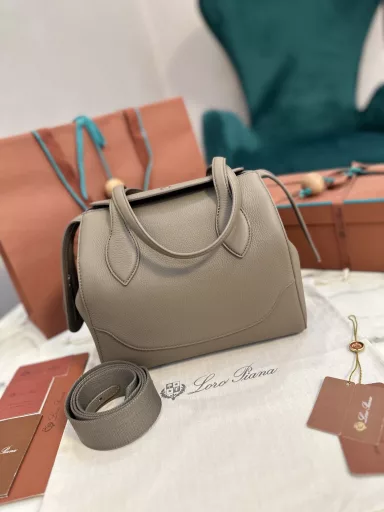 Loro piana new Happy Day smiley face bagMade of grained cowhide, lining in matte leatherHand-held, cross-body, detachable shoulder strapSimple and neat bag, suitable for commuting