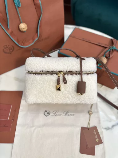 Loropiana's new Extra bag 27 upgraded versionWool limited edition, premium all-steel hardware (exclusive version)🌟Sells all versions on the market in secondsL27 upgraded version, large bag capacity, stiffer and more stylish materialRestores the counter bag shape, every detail, comparable to the counter