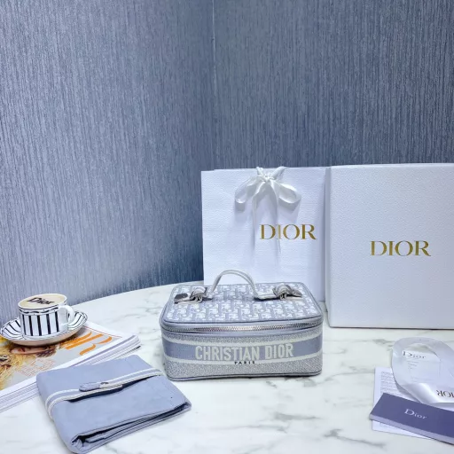 DiorTravel cosmetic bag👧I fell in love with it at first sight. The round body of the bag is so pleasing. Most of Dior's designs this year use this kind of black old flower pattern. It is both retro and fashionable. The exquisite embroidery craftsmanship perfectly presents the retro and strong artistic atmosphere. The overall style is fashionable and stylish~ The square cylindrical bag design is casual and modern. In addition to the shape, it can also be used as a cosmetic bag and a toiletry bag~ Girls must have such a storage when traveling🤪(The bag comes with a trifold small bag, which can be matched with a belt or chain to turn it into a crossbody bag in seconds