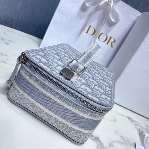 DiorTravel cosmetic bag👧I fell in love with it at first sight. The round body of the bag is so pleasing. Most of Dior's designs this year use this kind of black old flower pattern. It is both retro and fashionable. The exquisite embroidery craftsmanship perfectly presents the retro and strong artistic atmosphere. The overall style is fashionable and stylish~ The square cylindrical bag design is casual and modern. In addition to the shape, it can also be used as a cosmetic bag and a toiletry bag~ Girls must have such a storage when traveling🤪(The bag comes with a trifold small bag, which can be matched with a belt or chain to turn it into a crossbody bag in seconds