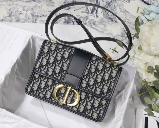 Inspired by Dior's classic presence at 30 Avenue Montaigne since its founding in 1947. It is an address, a brand, and a historical legend of a fine product. The entire bag is a contemporary retro style, injected with modern life, inspired by the aesthetics of the 1960s shoulder-style flap bag, symbolizing the free and neat era of women. The logo snap design alone can be elegantly flapped with one hand, recreating the neatness and free attitude of women in the 1960s. The leather version is made without a mold on the edge, presenting Dior's ultimate fine craftsmanship.