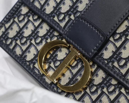 Inspired by Dior's classic presence at 30 Avenue Montaigne since its founding in 1947. It is an address, a brand, and a historical legend of a fine product. The entire bag is a contemporary retro style, injected with modern life, inspired by the aesthetics of the 1960s shoulder-style flap bag, symbolizing the free and neat era of women. The logo snap design alone can be elegantly flapped with one hand, recreating the neatness and free attitude of women in the 1960s. The leather version is made without a mold on the edge, presenting Dior's ultimate fine craftsmanship.