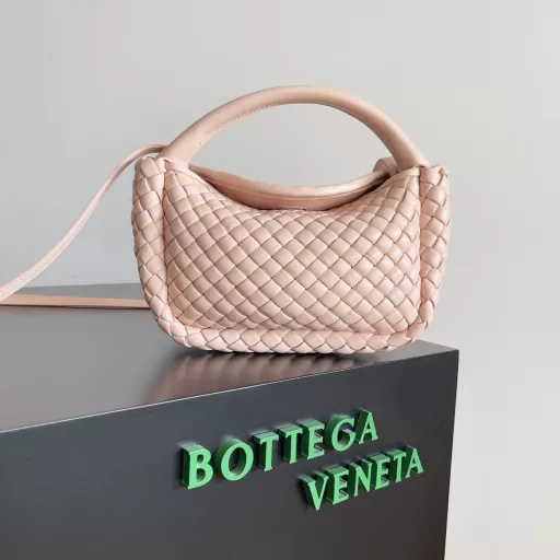 BOTTEGA VENETA's new mini COBBLE bag This season's mini Cobble series brings a new style of handbag. The bag body resembles the shape of a 