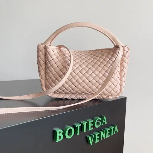 BOTTEGA VENETA's new mini COBBLE bag This season's mini Cobble series brings a new style of handbag. The bag body resembles the shape of a 