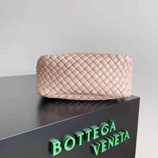 BOTTEGA VENETA's new mini COBBLE bag This season's mini Cobble series brings a new style of handbag. The bag body resembles the shape of a 