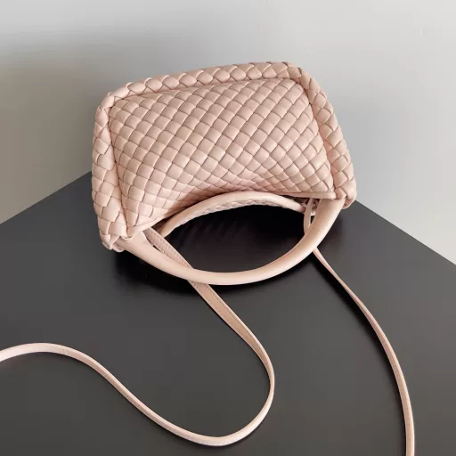 BOTTEGA VENETA's new mini COBBLE bag This season's mini Cobble series brings a new style of handbag. The bag body resembles the shape of a 