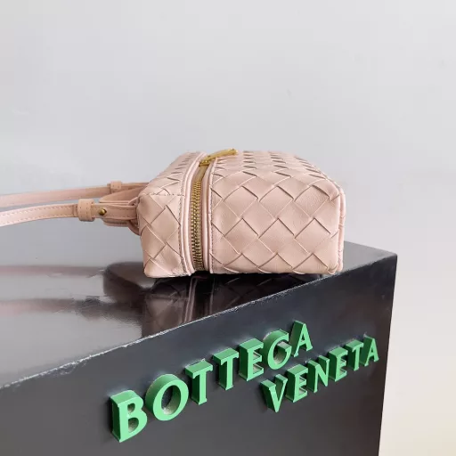 Bottega Veneta 24 Spring/Summer Woven Zipper Crossbody Bag A crossbody bag that can be used as a cosmetic bag, with exquisite weaving and a compact body, is an essential outfit embellishment for the upcoming summer. The double zipper also better protects the bag, and it has a large capacity. Don't miss it if you like it.