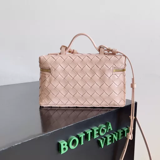 Bottega Veneta 24 Spring/Summer Woven Zipper Crossbody Bag A crossbody bag that can be used as a cosmetic bag, with exquisite weaving and a compact body, is an essential outfit embellishment for the upcoming summer. The double zipper also better protects the bag, and it has a large capacity. Don't miss it if you like it.